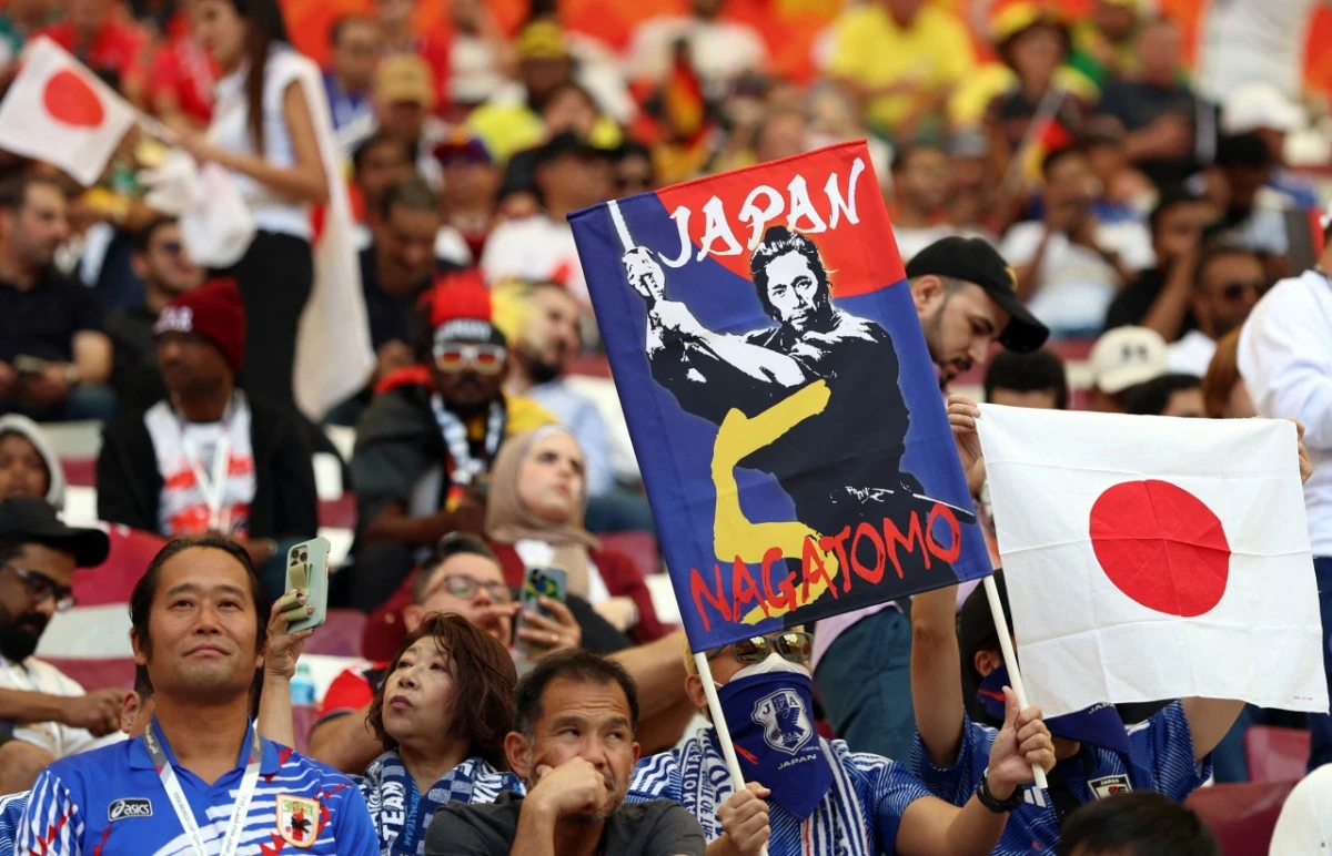 Alman ve Japon taraftarlar trib&uuml;nleri festival alanına &ccedil;evirdiler