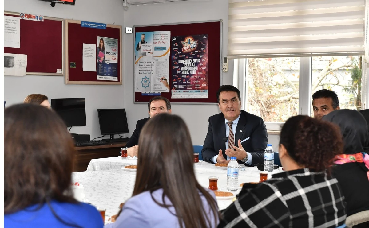 Başkan D&uuml;ndar, eğitim neferlerinin g&uuml;n&uuml;n&uuml; kutladı