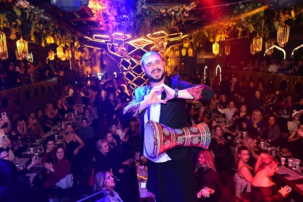 Bursalı kadınlardan g&ouml;vde g&ouml;sterisi  