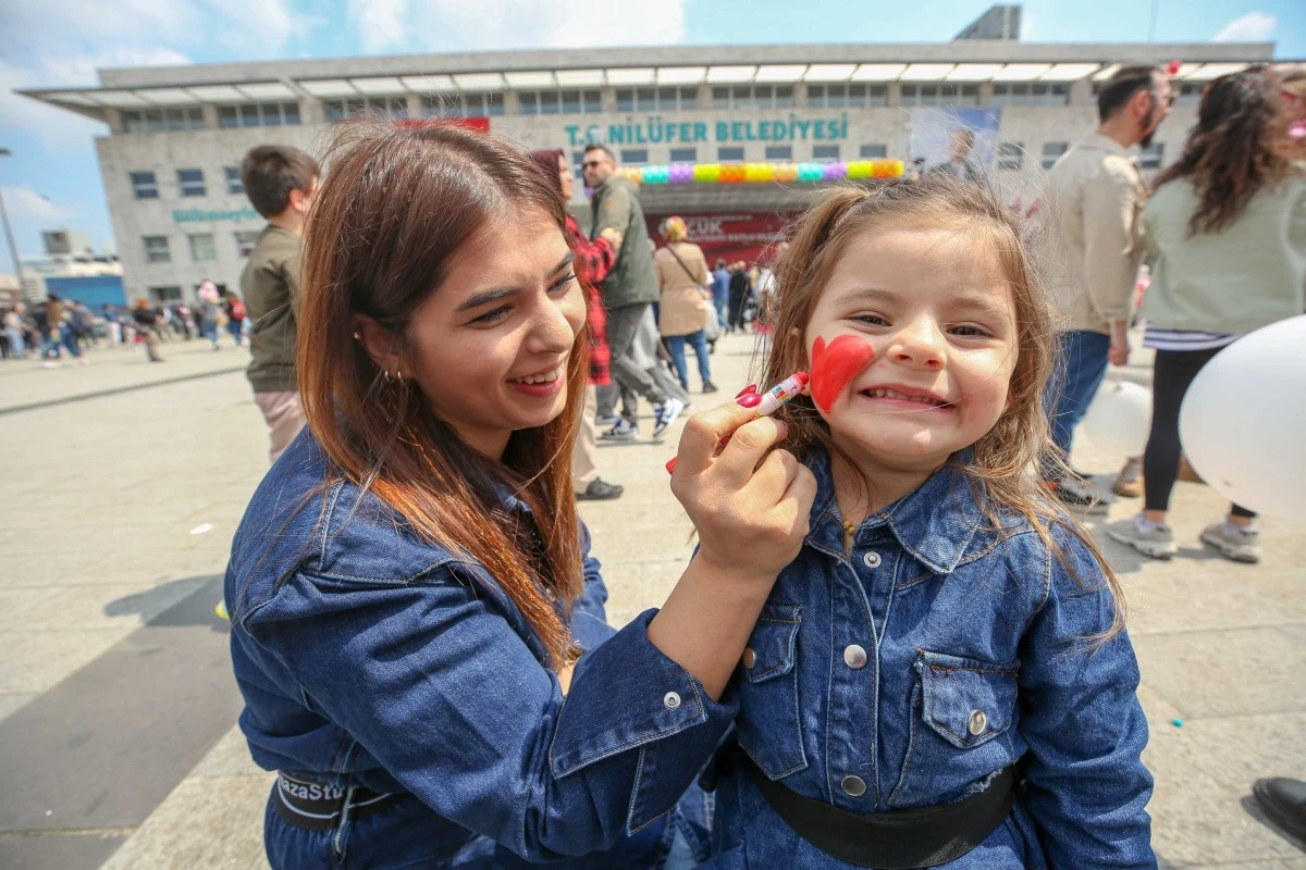 Bursa Nil&uuml;fer&rsquo;de 23 Nisan coşkusundan birbirinden renkli kareler 