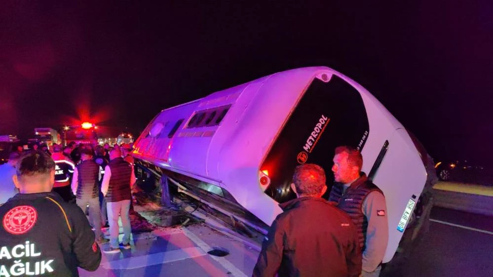 Bursa'da &Uuml;mitalan'da  tur otob&uuml;s&uuml; devrildi; 3 kişi yaşamını yitirdi, &ccedil;ok sayıda yaralı var