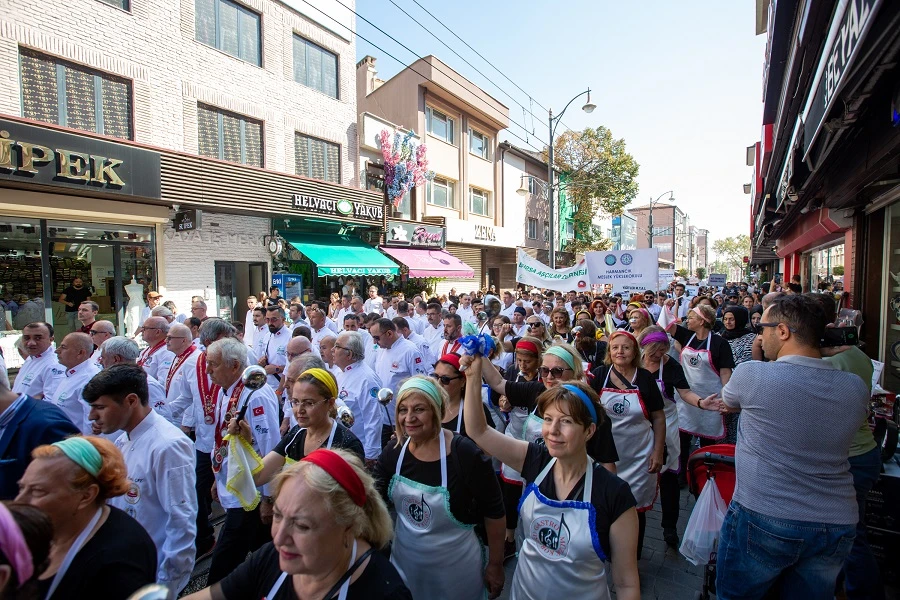 Bursa B&uuml;y&uuml;kşehir Belediyesi tarafından d&uuml;zenlenen Gastronomi Festivali harika g&ouml;r&uuml;nt&uuml;lerle başladı