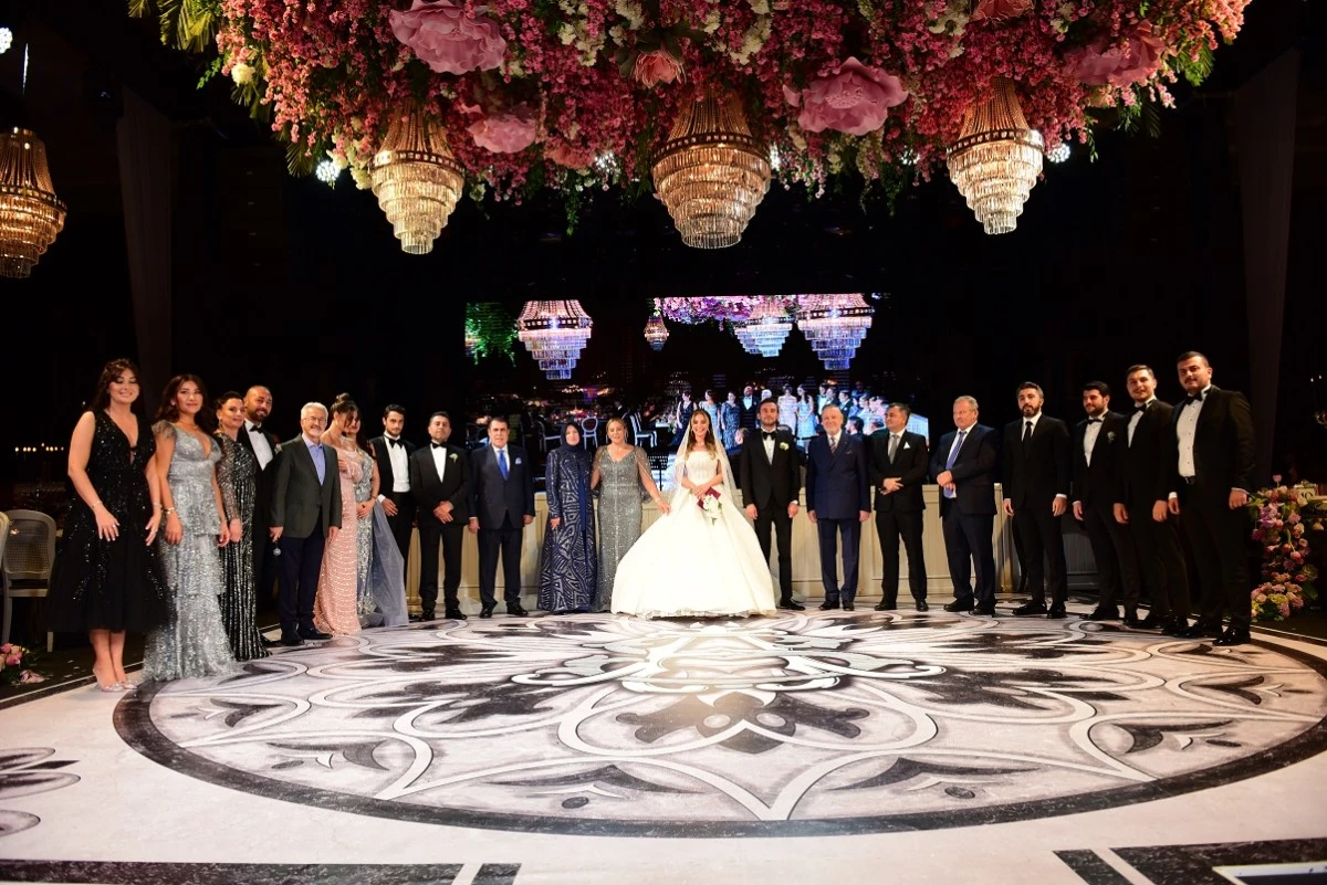 Bursa'da G&uuml;lben Ergen'in sahne aldığı ve cemiyet hayatının &ouml;nde gelen isimlerinin katıldığı nikah 