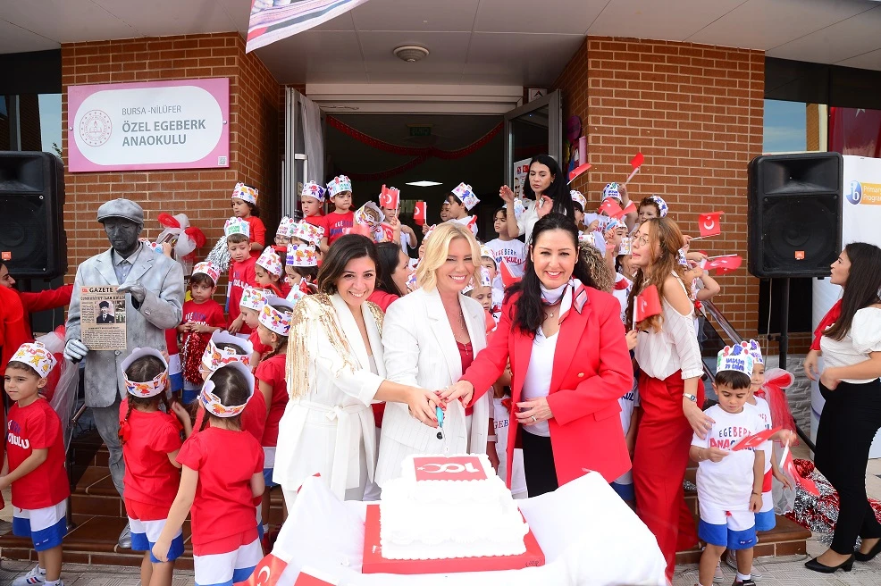 Bursa'da Egeberkli &ouml;ğrenciler Cumhuriyet'i coşkuyla kutladı 