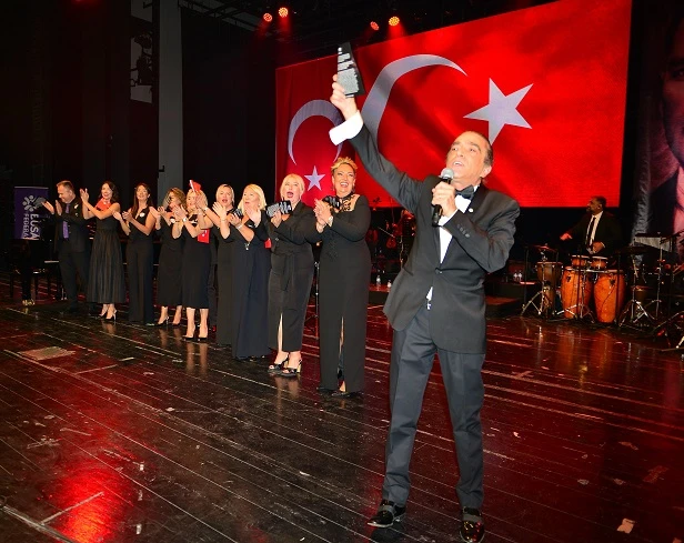 Bursa'nın se&ccedil;kin isimleri Fahir Atakoğlu konserinde buluştu