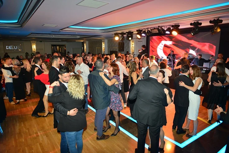 Deluxe Bursa'da g&ouml;rkemli balo 