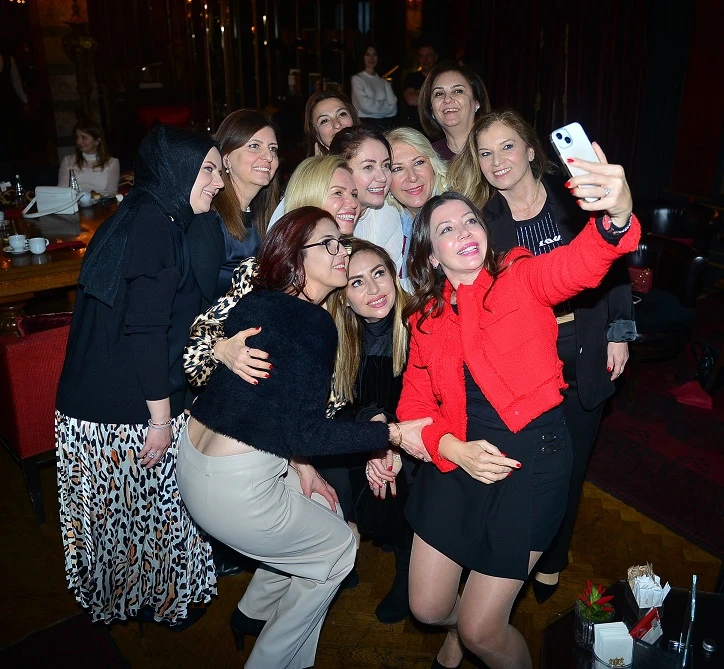 Bursalı hanımlar Kızılcık Şerbeti dizisinin 'Pembe Hanım'ı ile buluştu 