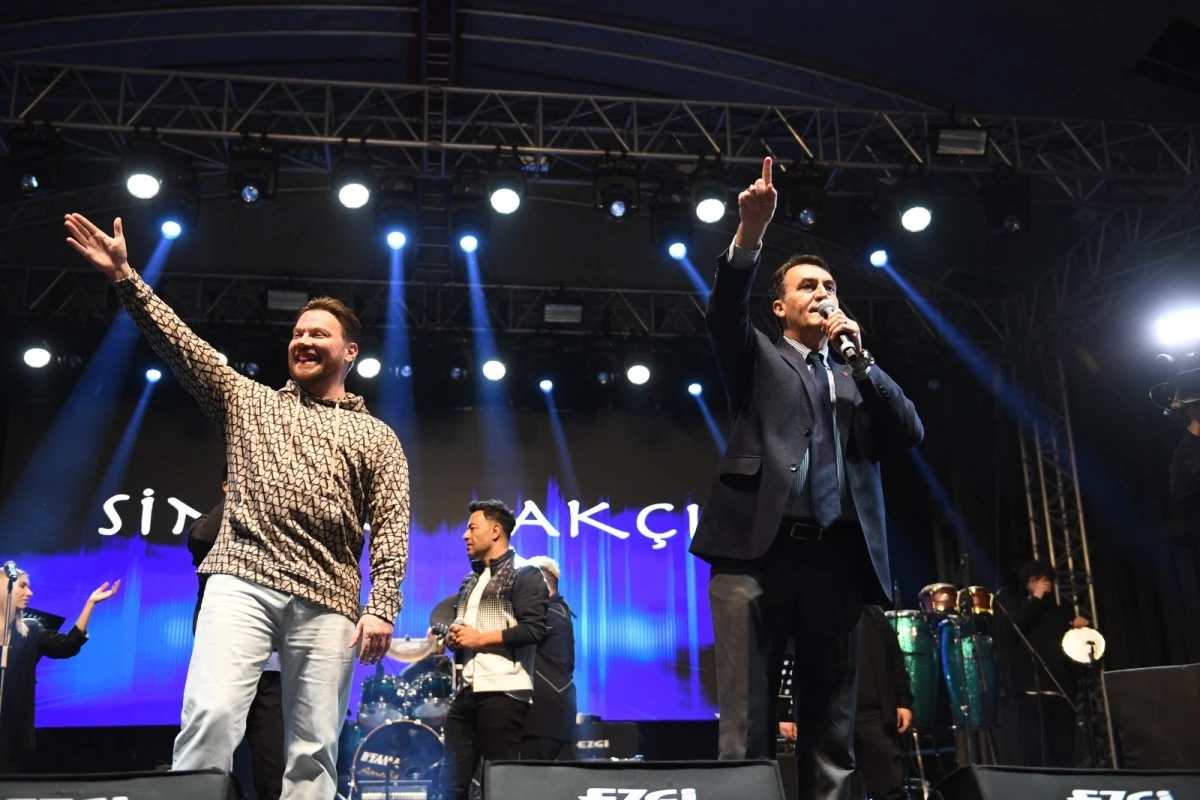 Osmangazi Meydanı&rsquo;nda Sinan Ak&ccedil;ıl konseri