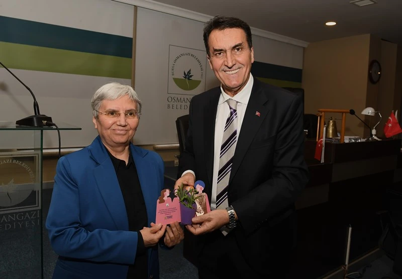 Başkan D&uuml;ndar&rsquo;dan meclis toplantısında kadınlara s&uuml;rpriz