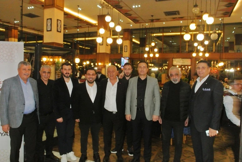 &Ouml;ner Yapı ailesi d&uuml;zenlediği geleneksel iftar yemeğinde Bursa iş d&uuml;nyasını buluşturdu