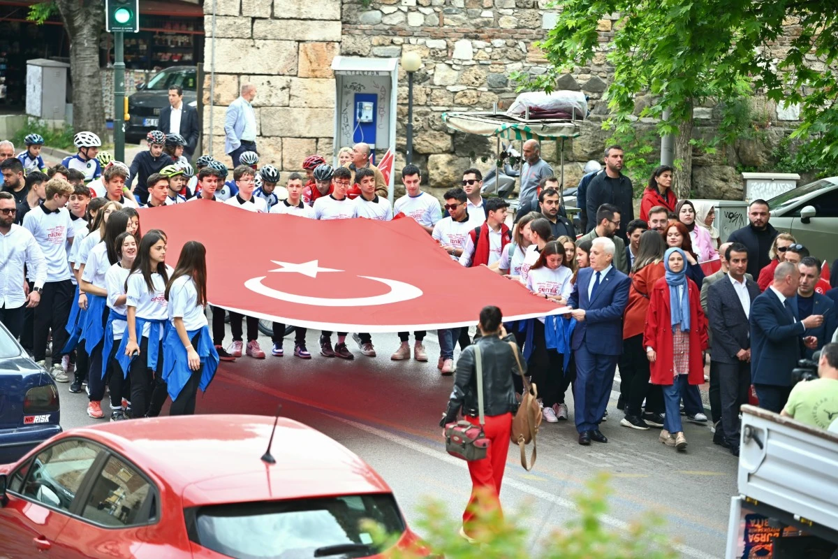 Bursa&rsquo;da 19 Mayıs coşkusu kortej y&uuml;r&uuml;y&uuml;ş&uuml;yle başladı