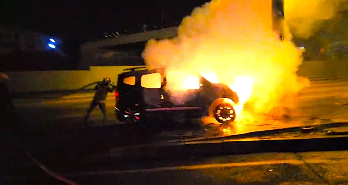 FSM'ye d&ouml;nmek isterken ref&uuml;je dalan s&uuml;r&uuml;c&uuml; camdan fırladı, ara&ccedil; alev topuna d&ouml;nd&uuml;