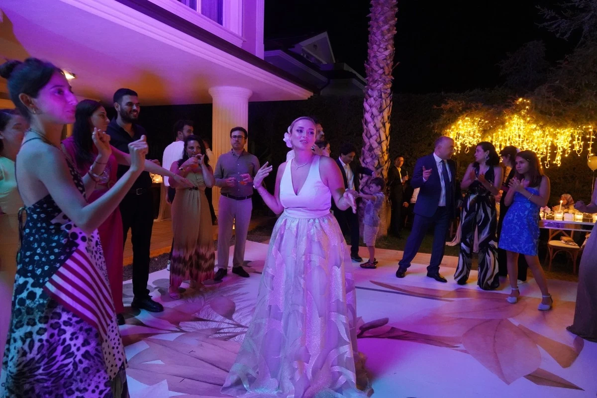 Bursa'da se&ccedil;kin isimlerin buluştuğu nişan t&ouml;reninde G&uuml;lden Events Organizasyon imzası