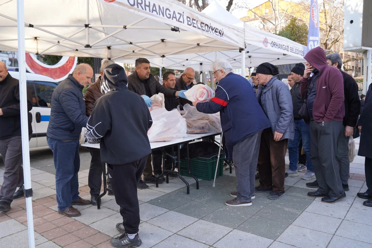 ORHANGAZİ BELEDİYESİ'NDEN SICAK PİDE İKRAMI