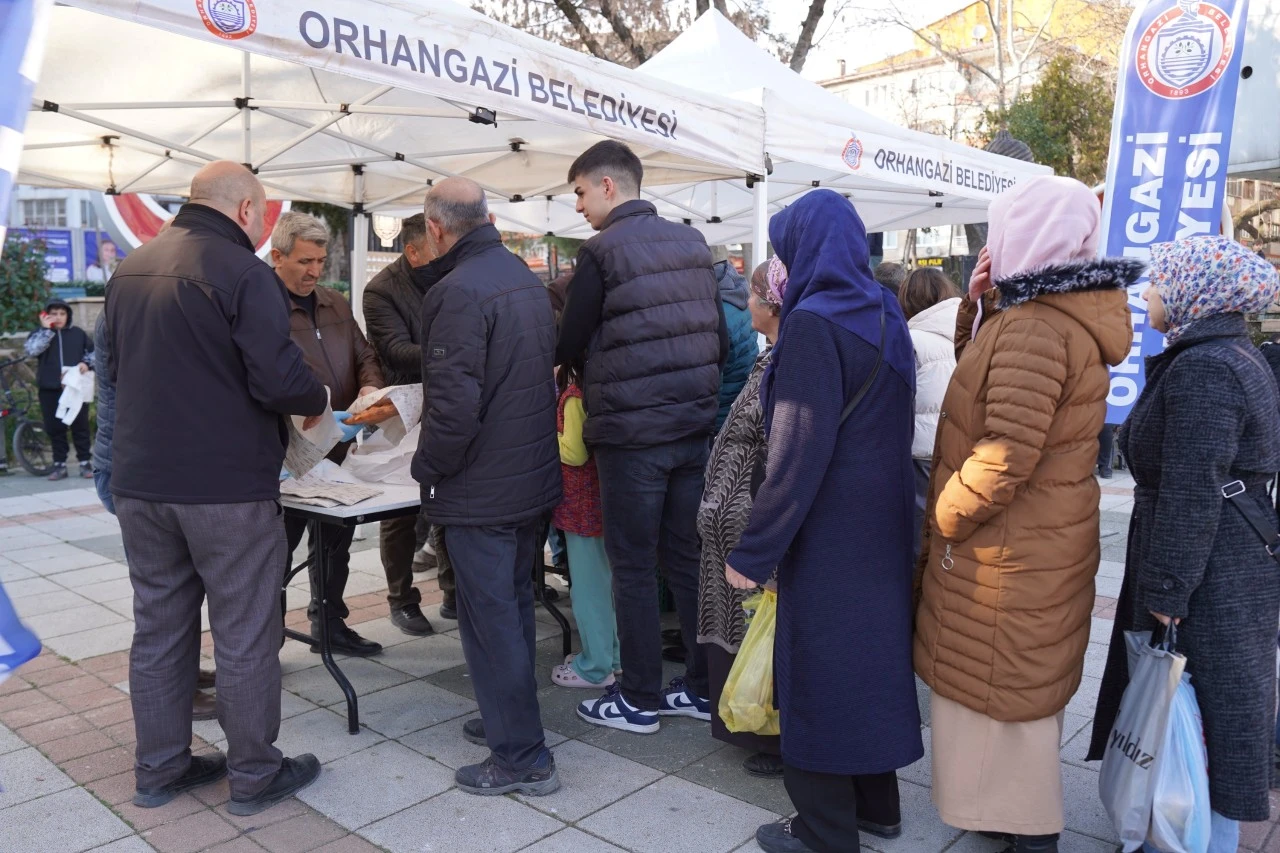 ORHANGAZİ BELEDİYESİ'NDEN SICAK PİDE İKRAMI