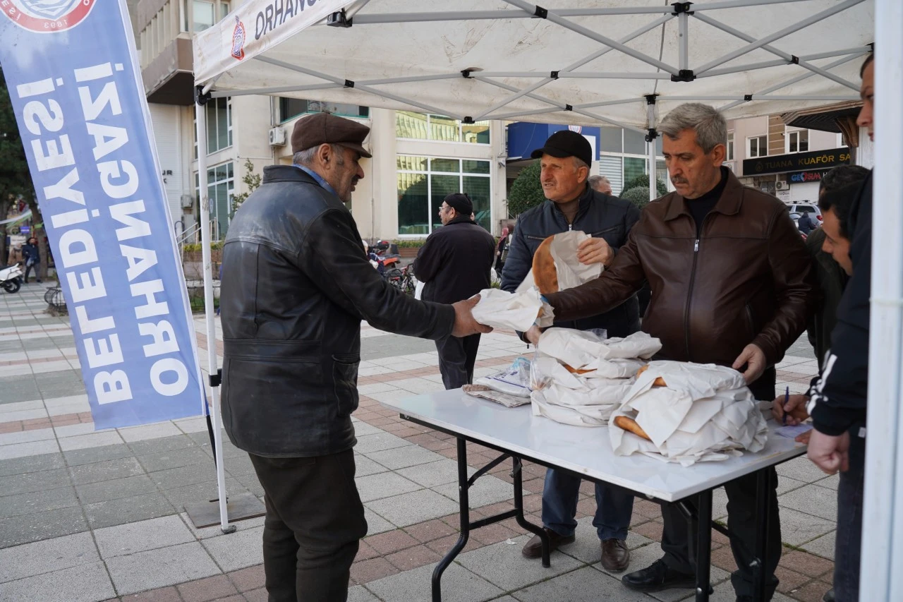 ORHANGAZİ BELEDİYESİ'NDEN SICAK PİDE İKRAMI