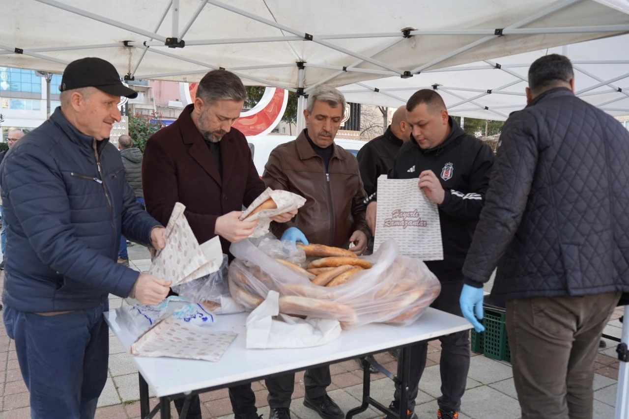 ORHANGAZİ BELEDİYESİ'NDEN SICAK PİDE İKRAMI