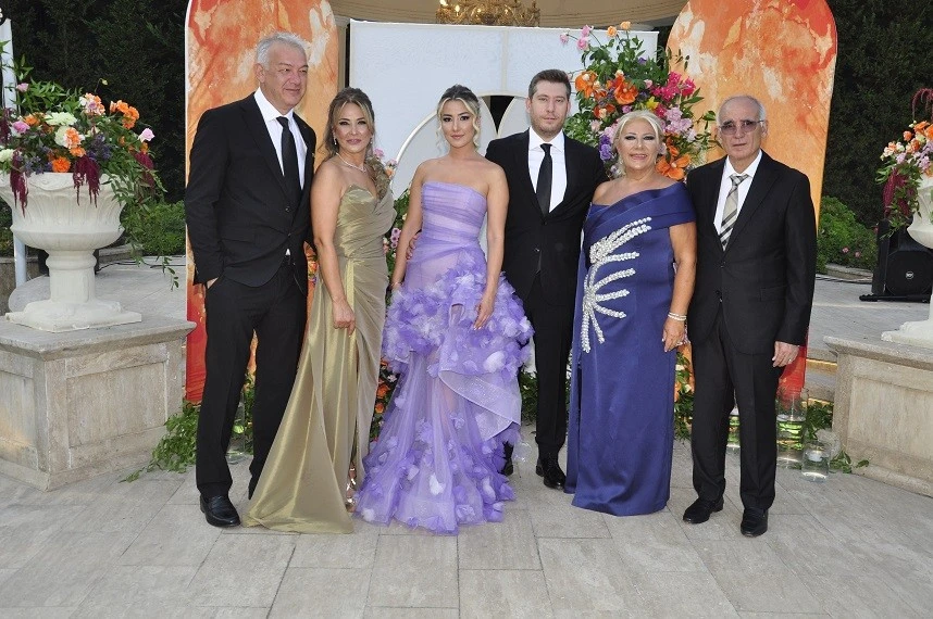 Bursa cemiyet hayatının sevilen isimleri Berre &Ouml;zkan ve Orkun Cant&uuml;rk'&uuml;n nişanında buluştu