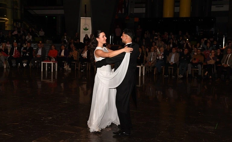 Bursa Osmangazi'de Atat&uuml;rk '&Ouml;zg&uuml;rl&uuml;k' adı altında anıldı