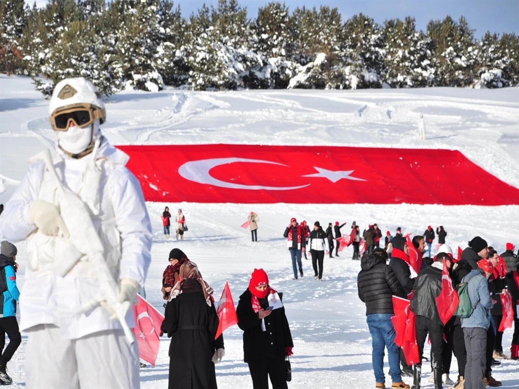 Binlerce vatandaş Sarıkamış Şehitleri için yürüdü