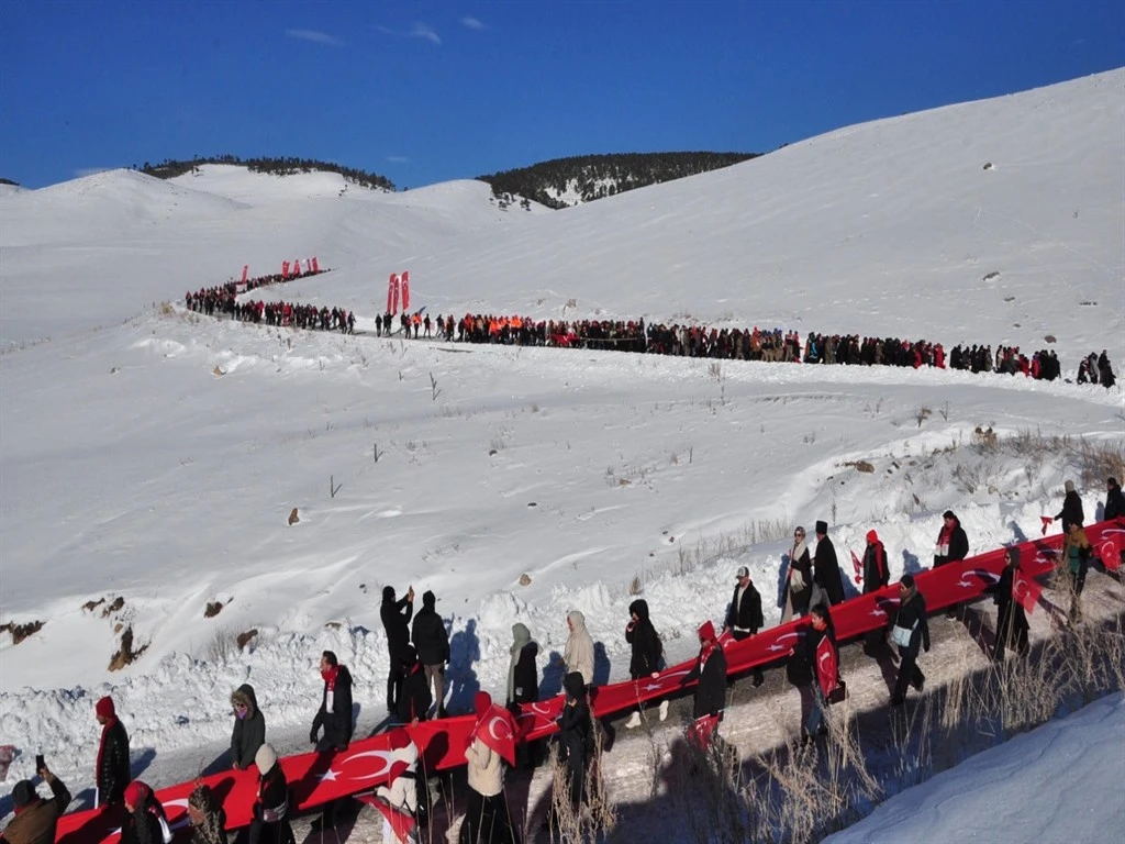 Binlerce vatandaş Sarıkamış Şehitleri için yürüdü