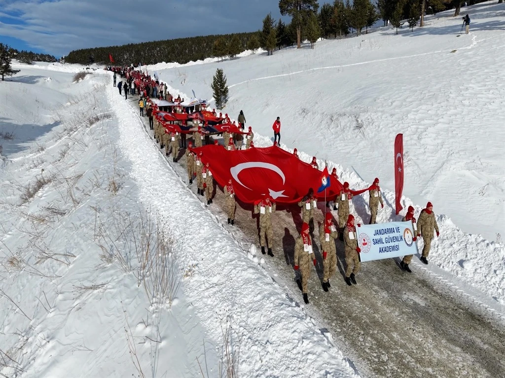 Binlerce vatandaş Sarıkamış Şehitleri için yürüdü