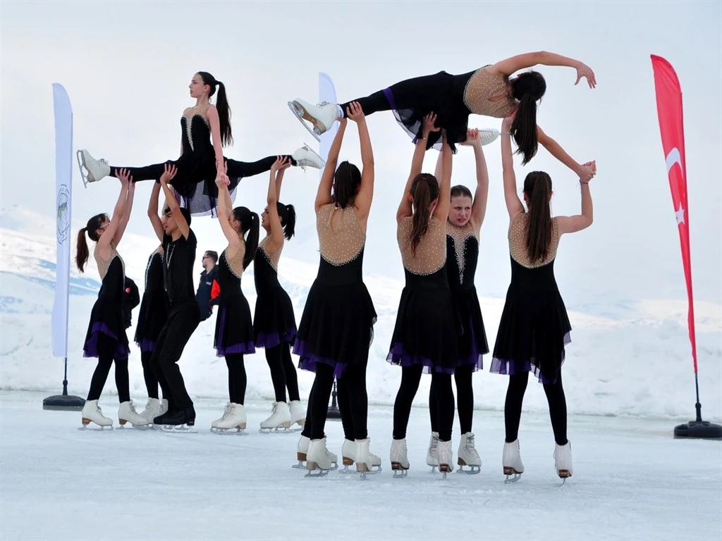 Çıldır Gölü'nde rengi 'Buz Şenliği'