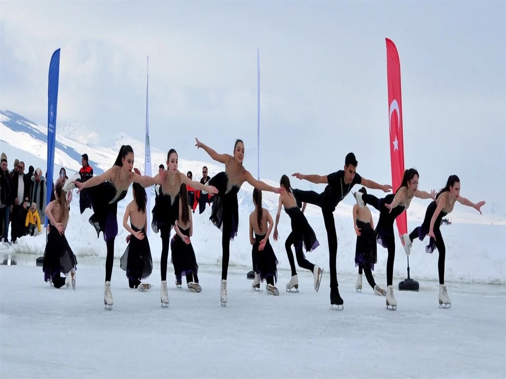 Çıldır Gölü'nde rengi 'Buz Şenliği'