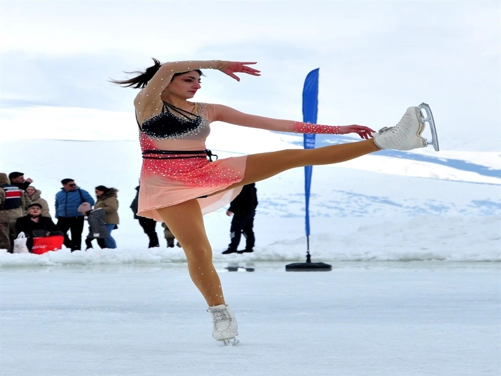 Çıldır Gölü'nde rengi 'Buz Şenliği'