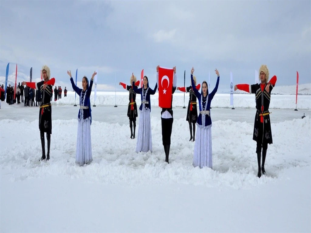 Çıldır Gölü'nde rengi 'Buz Şenliği'