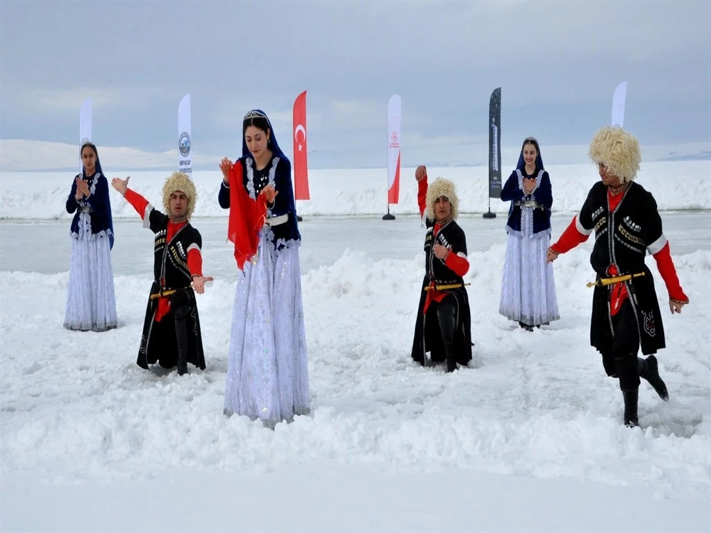 Çıldır Gölü'nde rengi 'Buz Şenliği'