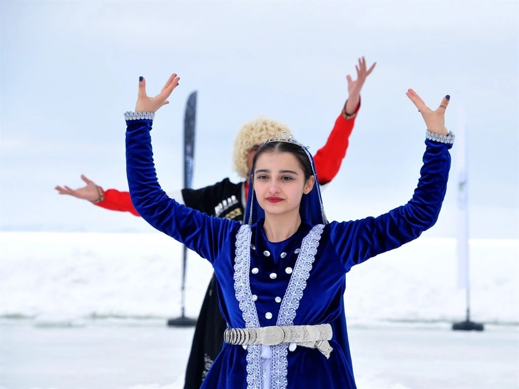 Çıldır Gölü'nde rengi 'Buz Şenliği'