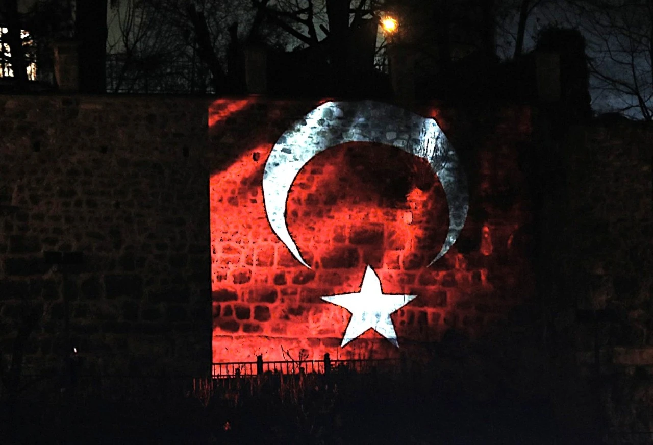 Bursa’nın 700 yıllık destanı ışık gösterisiyle anlatıldı