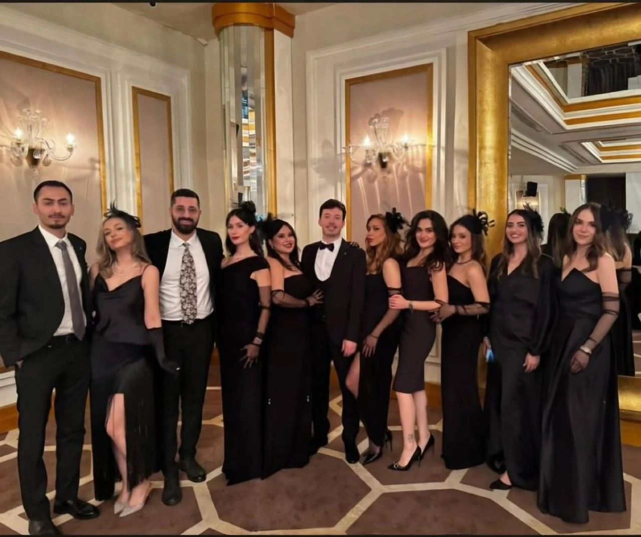 Bursa'da şapka sergisi ve vals gösterisinin olduğu balo