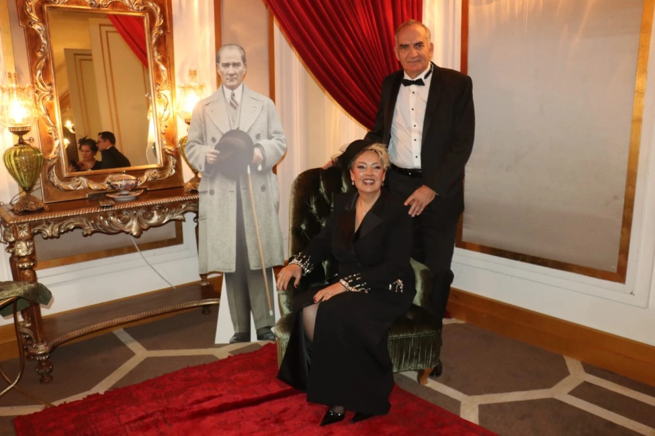 Bursa'da şapka sergisi ve vals gösterisinin olduğu balo