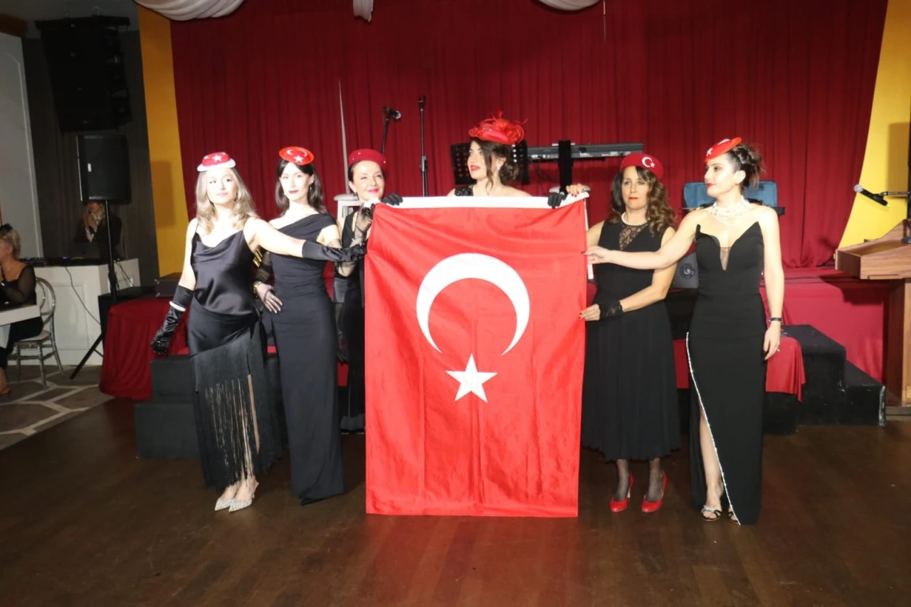 Bursa'da şapka sergisi ve vals gösterisinin olduğu balo