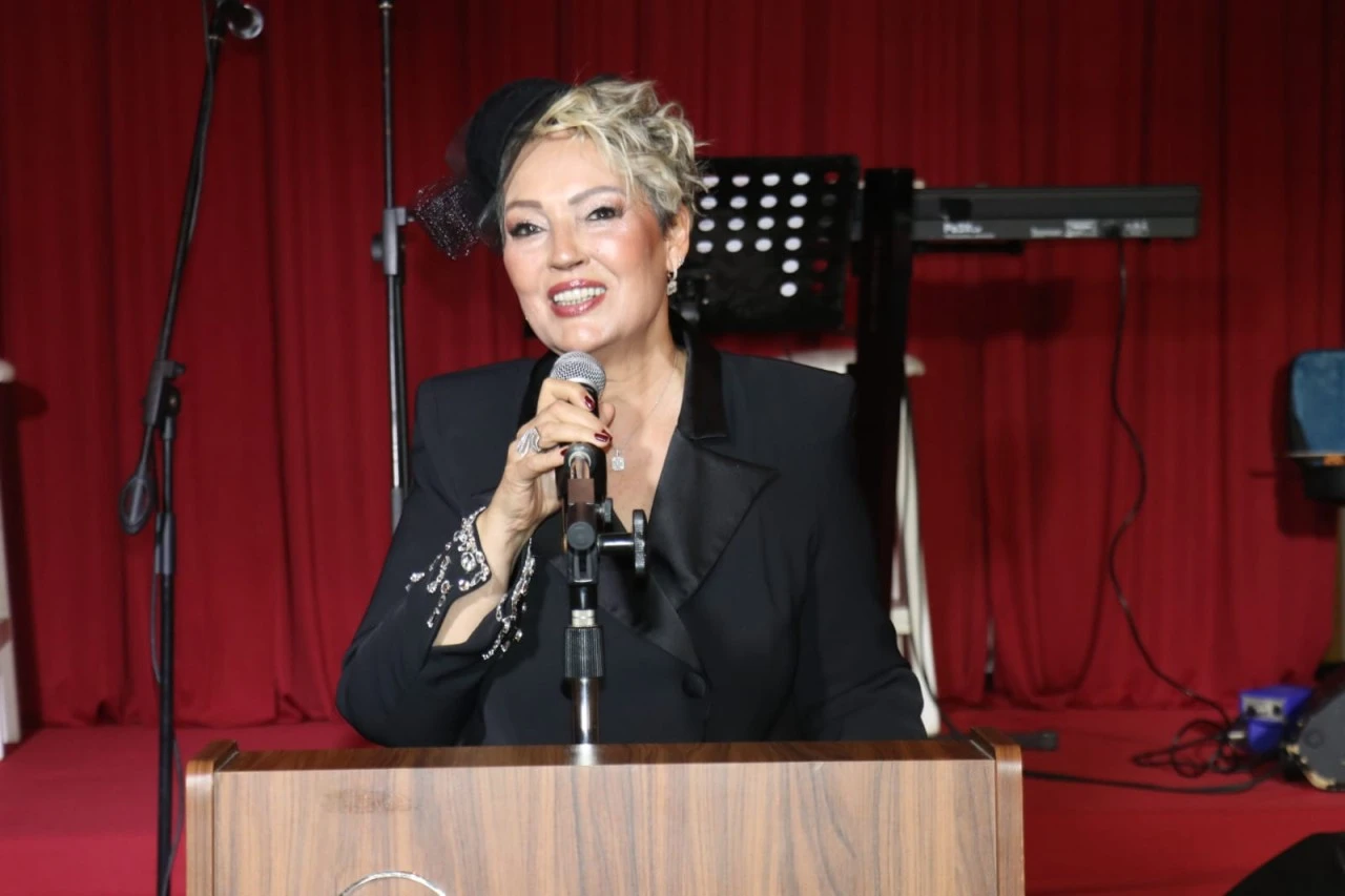 Bursa'da şapka sergisi ve vals gösterisinin olduğu balo