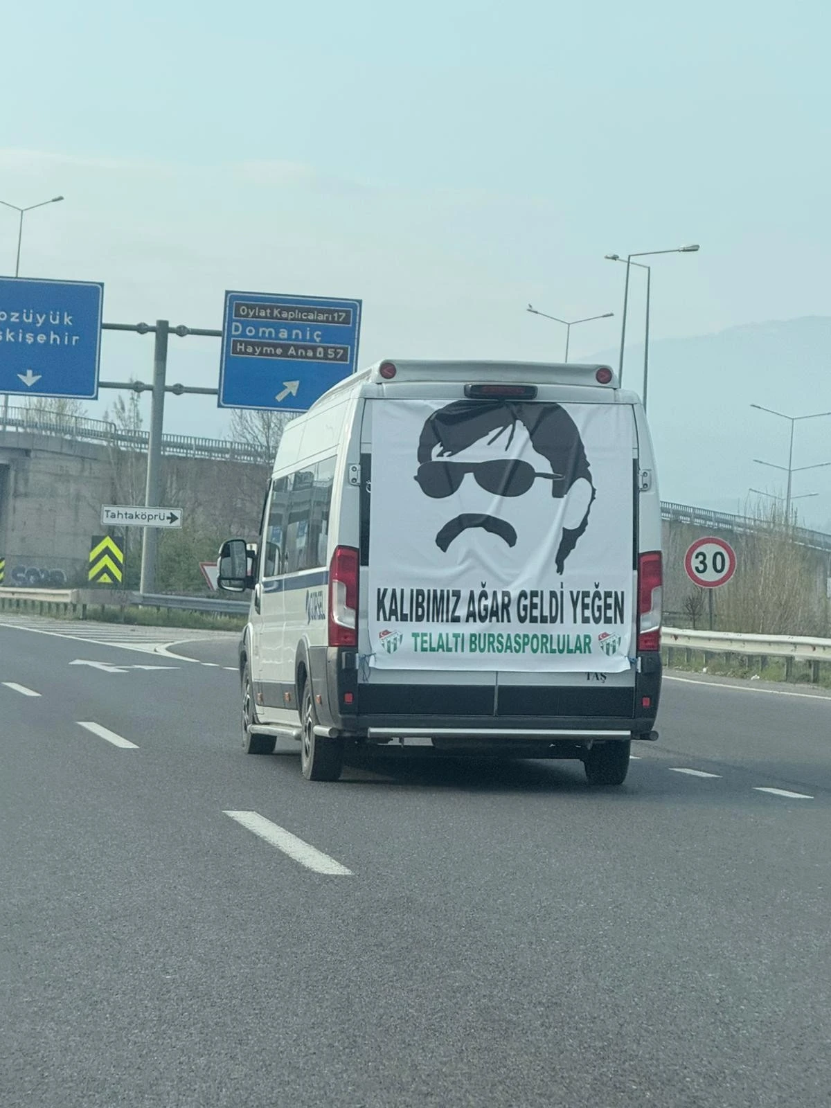 Bursaspor taraftarı 'Akın Var Akın' diyerek Eskişehir yolunda