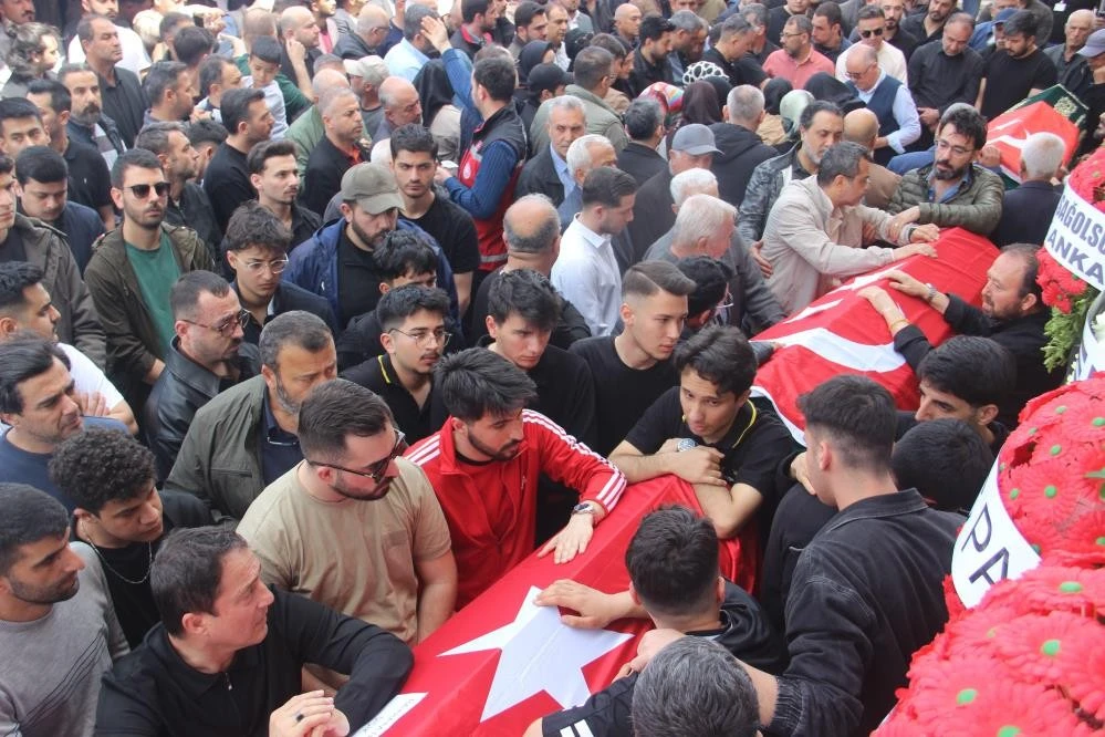 Okul katliamında hayatını kaybeden 4 öğrenci gözyaşları içerisinde uğurlandı