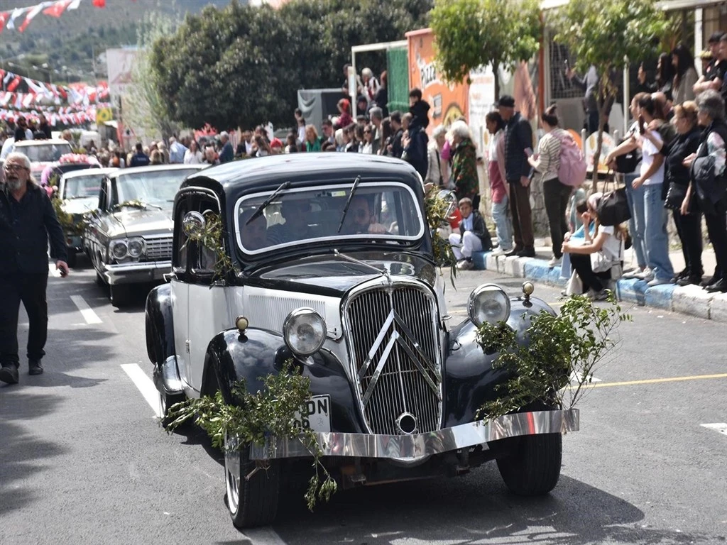 Alaçatı Ot Festivali'nde renkli kortej