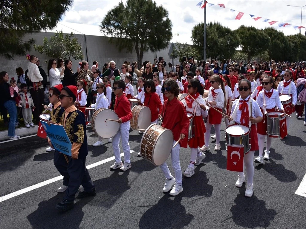 Alaçatı Ot Festivali'nde renkli kortej
