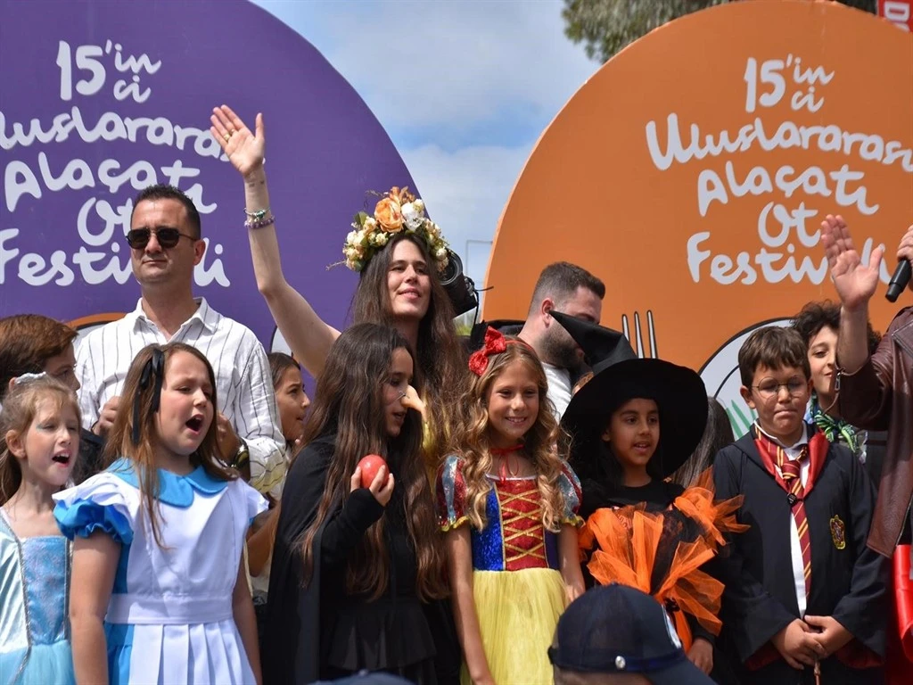 Ala&ccedil;atı Ot Festivali'nde renkli kortej