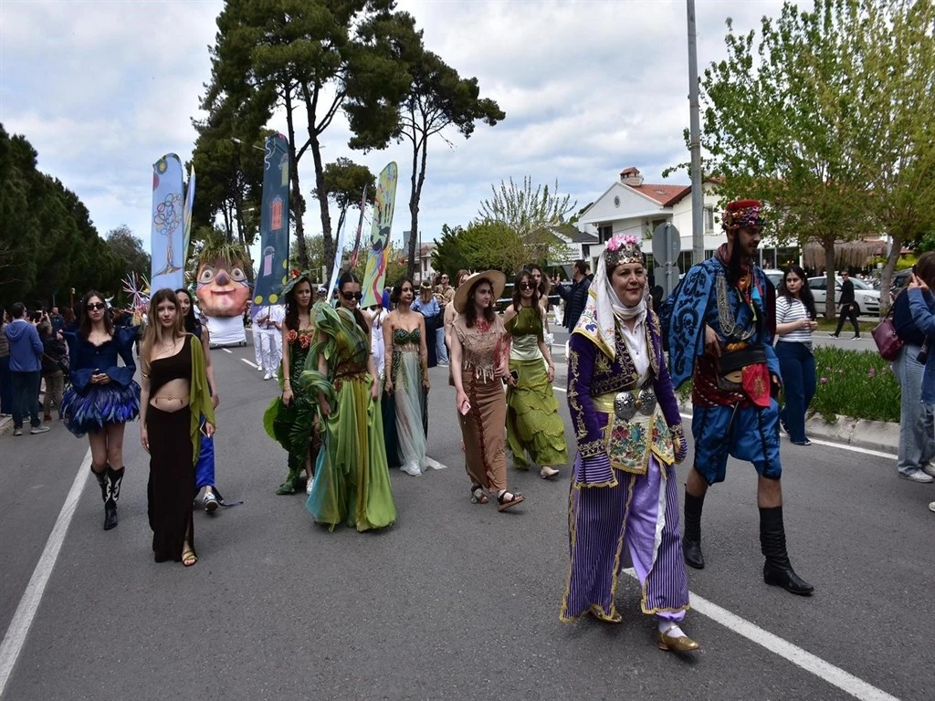 Alaçatı Ot Festivali'nde renkli kortej