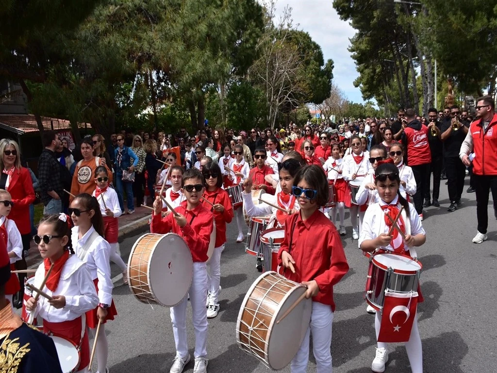 Alaçatı Ot Festivali'nde renkli kortej