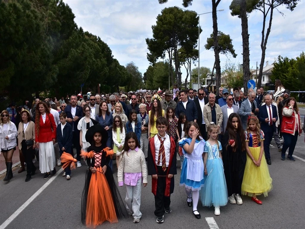 Alaçatı Ot Festivali'nde renkli kortej