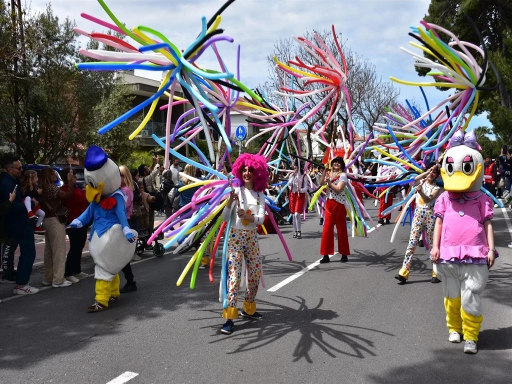 Alaçatı Ot Festivali'nde renkli kortej