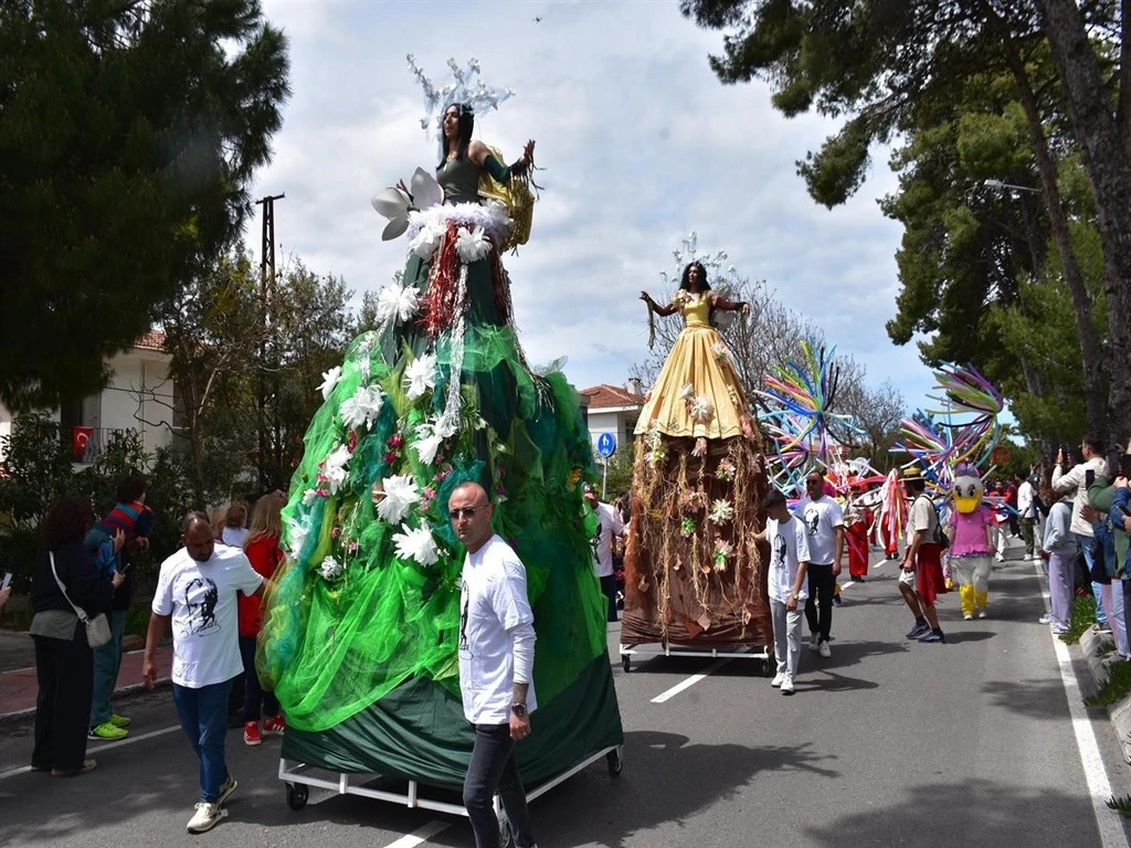 Alaçatı Ot Festivali'nde renkli kortej