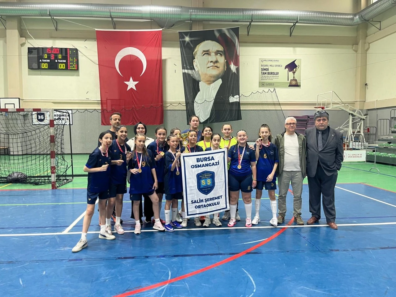 Futsal'da şampiyon Elmasbahçeler Salih Şeremet Ortaokulu 