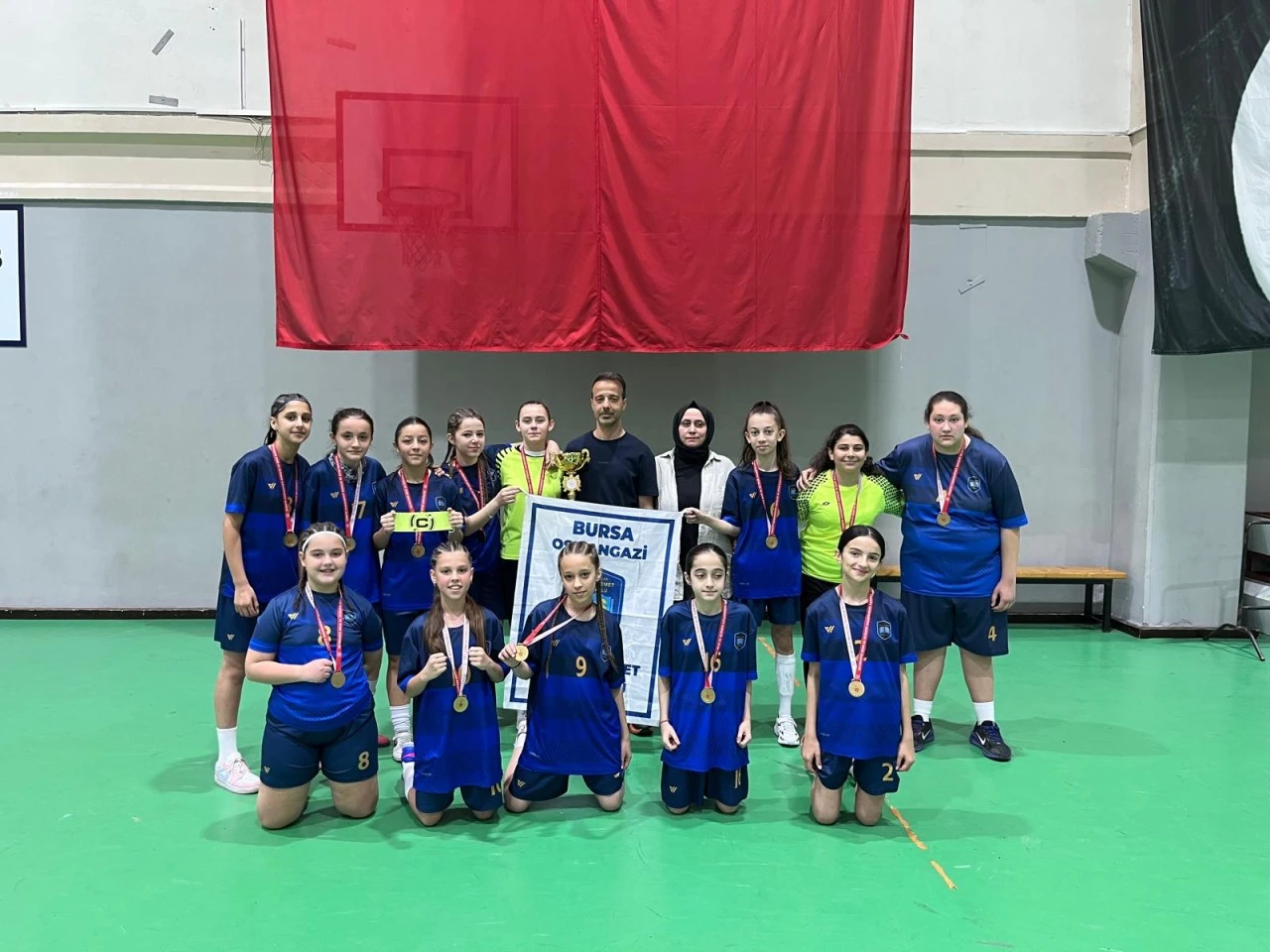 Futsal'da şampiyon Elmasbahçeler Salih Şeremet Ortaokulu 