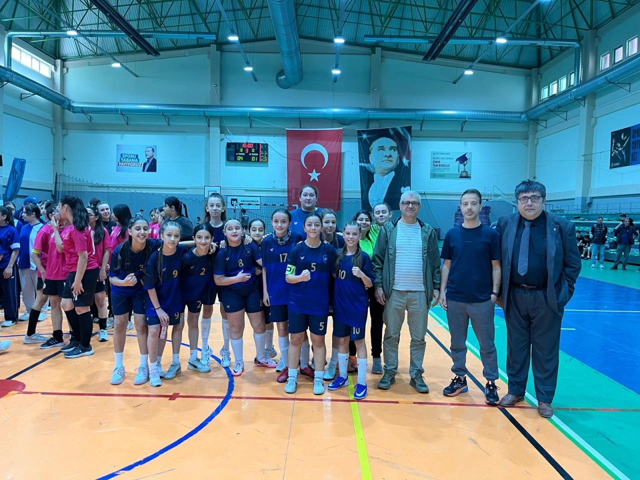 Futsal'da şampiyon Elmasbahçeler Salih Şeremet Ortaokulu 